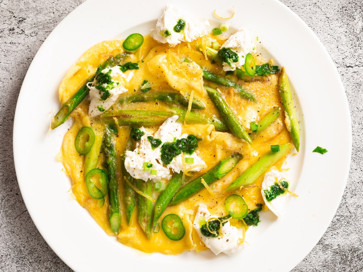ASPARAGUS OMELETTE WITH BURRATA AND PARSLEY&nbsp;PESTO